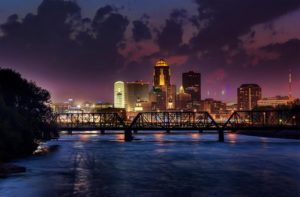 Des Moines IA DISCOUNT REALTOR city skyline